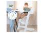 Bébé dans une chaise haute blanche à table, avec marquage EN 14988:2017+A1:2020.