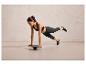 Une femme faisant un exercice de planche sur un disque instable.