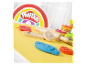 Ensemble de pâte à modeler Play-Doh avec outils en bois.