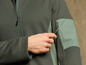 Gros plan sur une veste en polaire verte avec une fermeture éclair