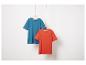 Deux t-shirts unis, bleu et orange, suspendus à des cintres en bois.