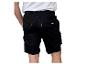 Homme en t-shirt blanc et short noir avec poches latérales et détails jaunes.