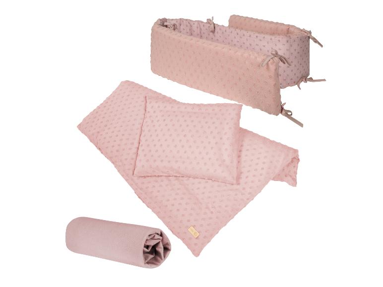 Ensemble de literie rose pour bébé avec tour de lit et couverture.