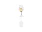 Un verre de vin blanc avec un reflet.