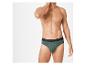 Homme portant des slips vert foncé.