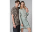 Un homme et une femme en tenue décontractée, il porte une chemise à rayures et elle une robe vert menthe.