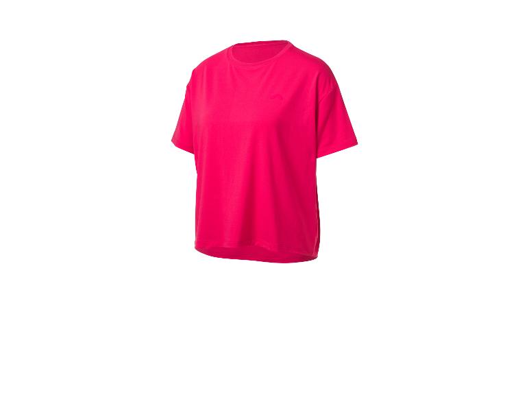 Un t-shirt rose à manches courtes.