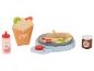 Set de jeu de crêpes en bois avec fruits, sauce et pâte à tartiner aux noisettes.