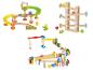 Trois ensembles de jouets en bois : un circuit de billes, un circuit de billes avec un xylophone et un circuit de dominos.