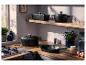 Cocotte en fonte Premium SILVERCREST® et autres ustensiles dans la cuisine.