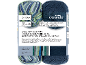 Deux pelotes de laine à chaussettes 4 brins, une multicolore et une bleu foncé, avec instructions de tricot.