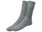 Deux paires de chaussettes grises avec un motif vert.