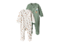 Deux pyjamas bébé, un crème à motifs glands et un vert olive avec un ourson.
