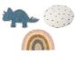 Trois tapis: un dinosaure, un arc-en-ciel et un à pois.