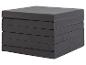 Matelas empilés et pliés en tissu gris foncé avec fermetures éclair.