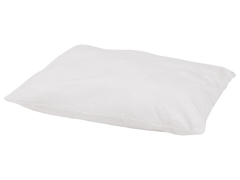 Oreiller blanc moelleux sur fond blanc