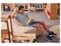 Un enfant lit un livre confortablement installé dans un pouf, portant un casque audio.