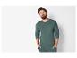 Un homme portant un sweat-shirt et un pantalon de survêtement vert.