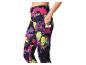 Femme portant un legging de sport imprimé avec une poche pour téléphone portable.