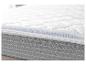Un matelas blanc avec un tissu en mesh bleu et une fermeture éclair blanche.