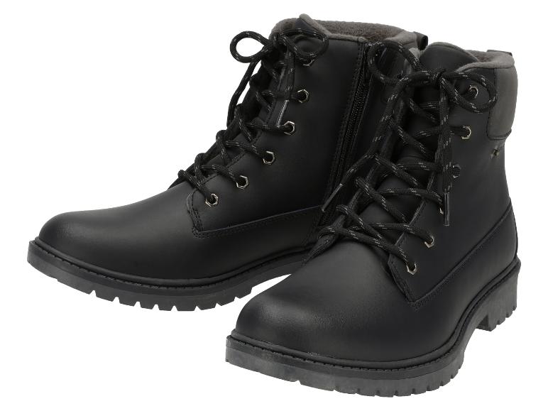 Une paire de bottes noires à lacets avec une fermeture éclair sur fond blanc.
