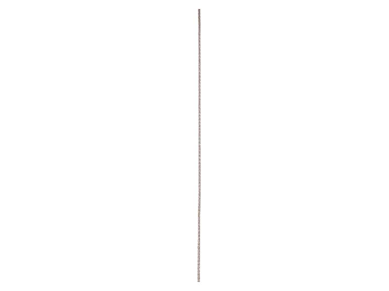 Câble métallique fin et droit sur fond blanc.