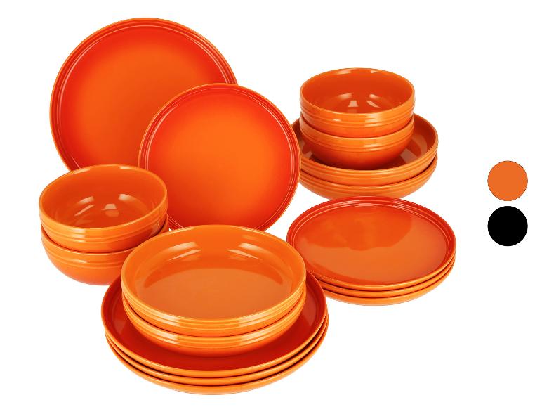 Service de table orange avec assiettes et bols de différentes tailles.