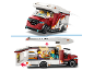 Camping-car jouet avec deux figurines, montrant l'extérieur et l'intérieur avec toit et côté ouverts.