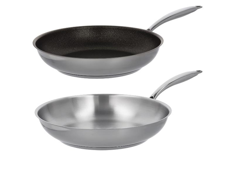 Deux poêles à frire, une avec revêtement antiadhésif et une en acier inoxydable.