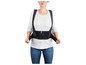 Une femme porte une ceinture de soutien noire avec des détails orange de la marque 'Sidas'.