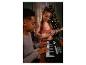 Deux enfants jouant de la musique de Noël sur un clavier et un ukulélé.
