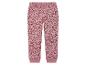 Pantalon de survêtement rose avec un motif de cœurs.