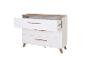 Commode blanche à trois tiroirs avec poignées en bois, avec un tiroir ouvert