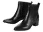 Deux paires de bottines noires à talon bloc.