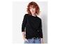 Femme aux cheveux roux, portant un pull noir et un jean bleu avec une ceinture.