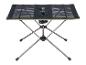 Table pliante Crivit : structure métallique, plateau en tissu mesh.