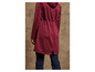 Une veste bordeaux à capuche.