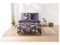 Une housse de couette bleu foncé avec un motif floral.