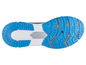 La semelle d'une chaussure de course à pied bleue et blanche.