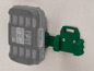 Un support mural vert avec une batterie noire Parkside X20V TEAM