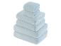 Une pile de serviettes de bain douces en bleu clair.