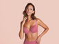 Une femme portant un soutien-gorge et une culotte roses.
