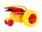 Une voiture jouet jaune et rouge avec de grandes roues.