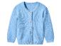 Cardigan tricoté bleu clair pour bébé avec boutons en bois.