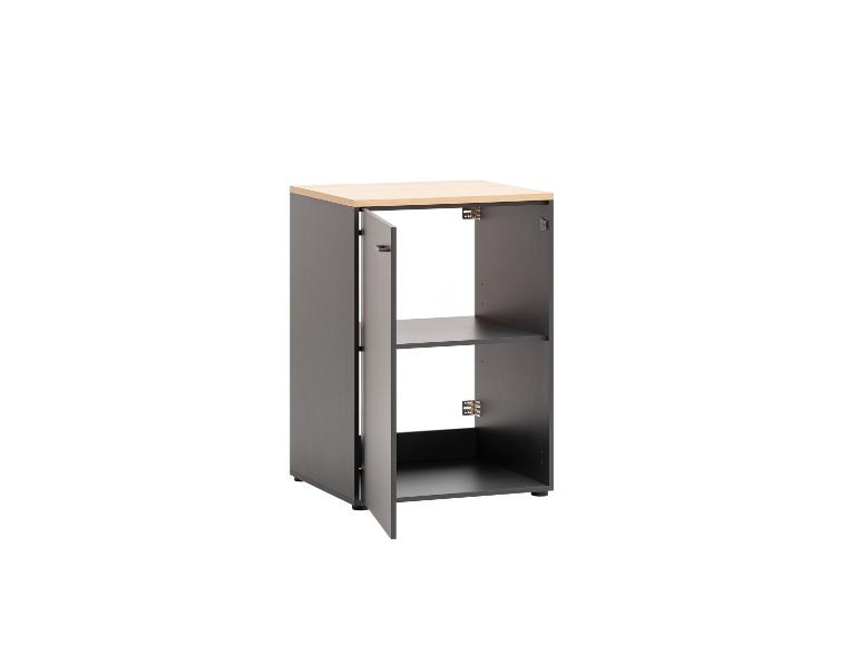 Armoire de bureau grise avec plateau en bois clair et porte ouverte, révélant une étagère.