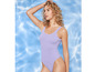 Une femme porte un maillot de bain violet sur un fond bleu.