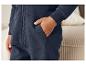 Un pantalon de survêtement bleu marine avec une fermeture éclair