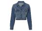 Une veste en jean bleue à manches longues.