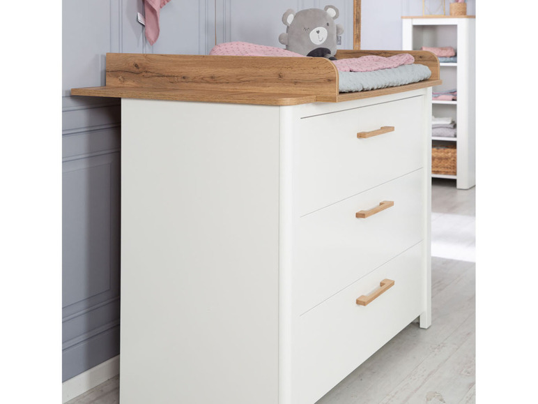 Commode blanche avec dessus en bois et trois tiroirs.