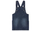 Une robe en jean avec des bretelles.